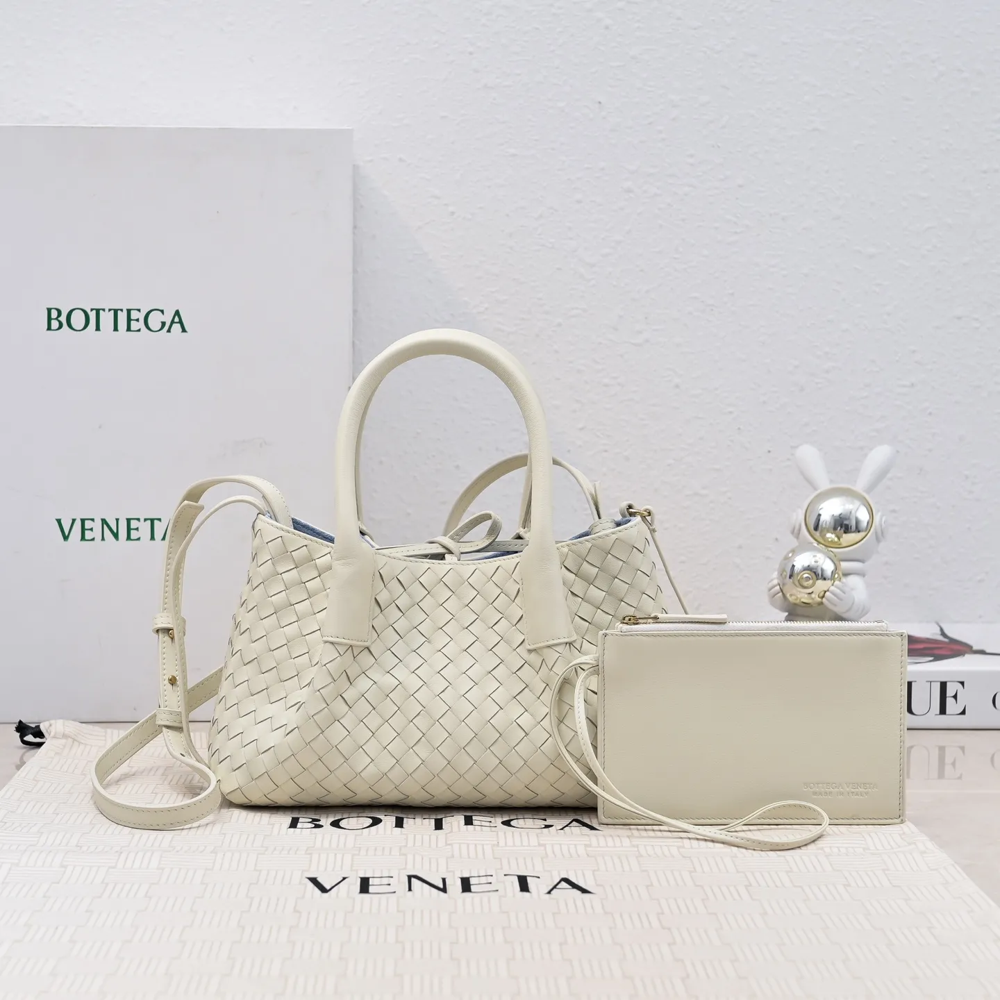 Batch 1760 BOTTEGA VENETA 2025 new product pinacoteca has super soft leather, and the weaving function, practicality and relaxed fashion sense have not fallen behind❤️‍🔥Amway has given sisters a must-have bag when going out. The size of the bag also accurately meets the commuting needs of urban beauties. It can accommodate mobile phones, keys, lipstick, powder, sunscreen, shopping bags...all of it! ! ! 🔥The capacity should not be underestimated~ It does not choose people, clothes, or occasions. With its majestic curved outline, exquisite woven texture, delicate edges and rounded handles, this woven vegetable basket bag truly achieves the goal of "dressing up and being fashionable without getting in the way"~ Are you interested in Jimei? Style number: 9004 Size: 24*15*12cm